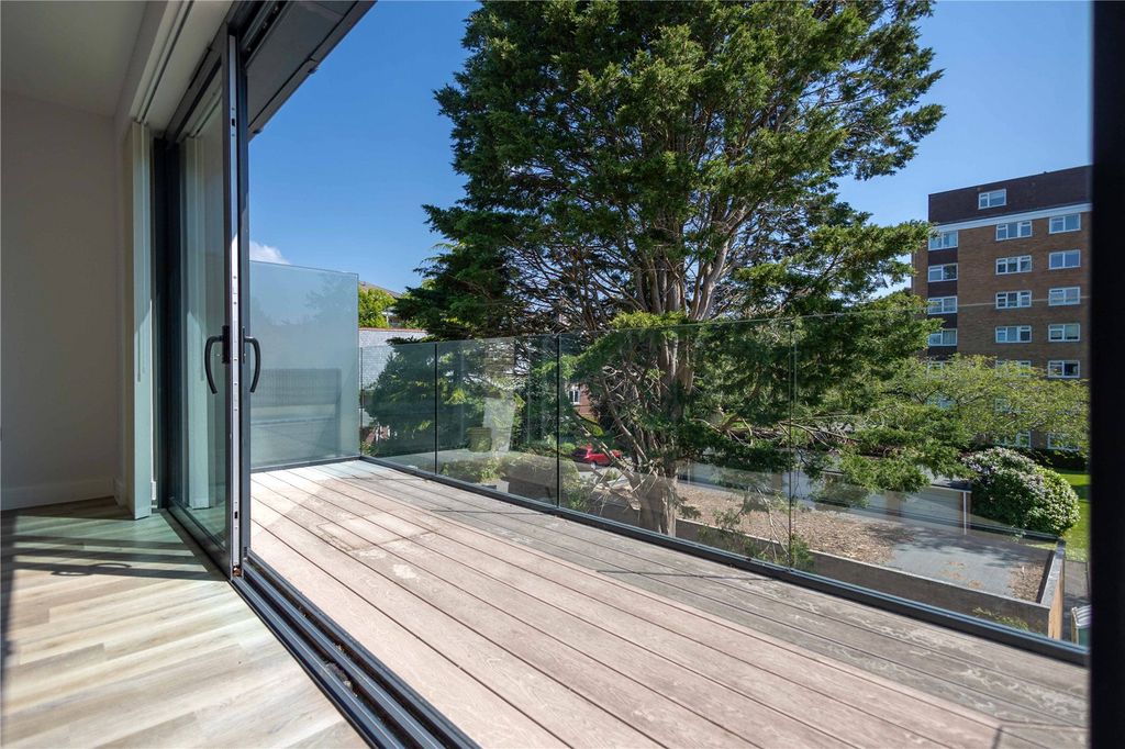 Property photo 2 of 22 Picture No. 16