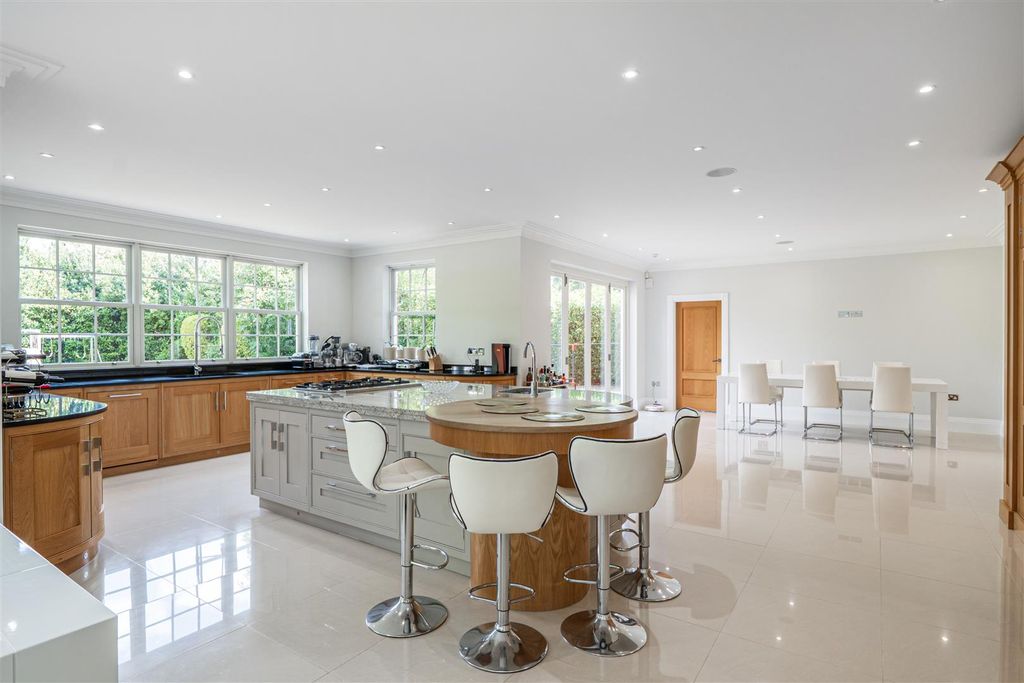 Property photo 2 of 33 Kitchen/Breakfast/Family Room