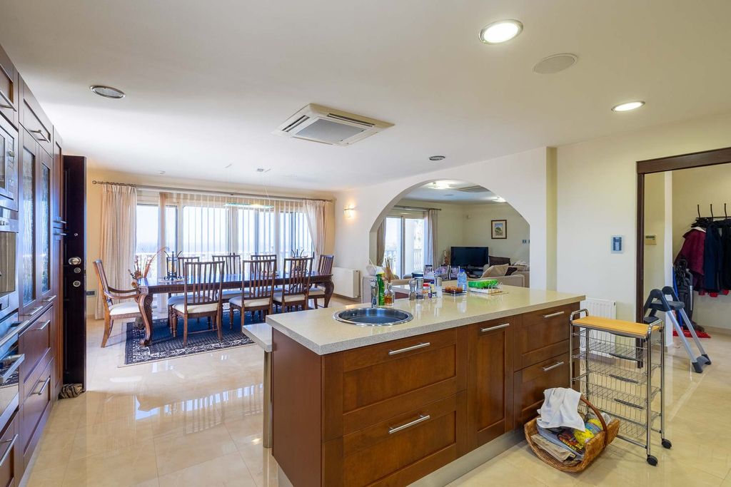 Property photo 2 of 30