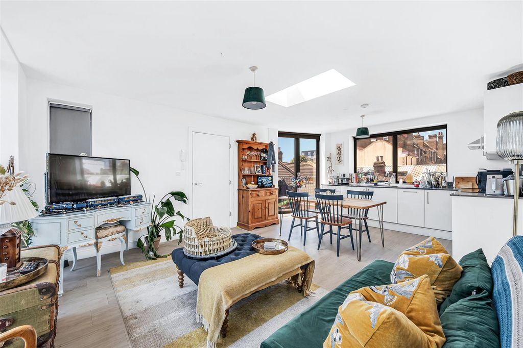 Property photo 3 of 11 Flat 3 - 1A Spencer Road-4.Jpg