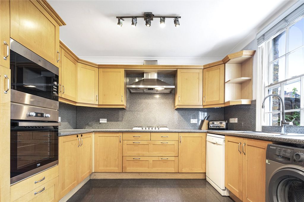 Property photo 2 of 10 Kitchen
