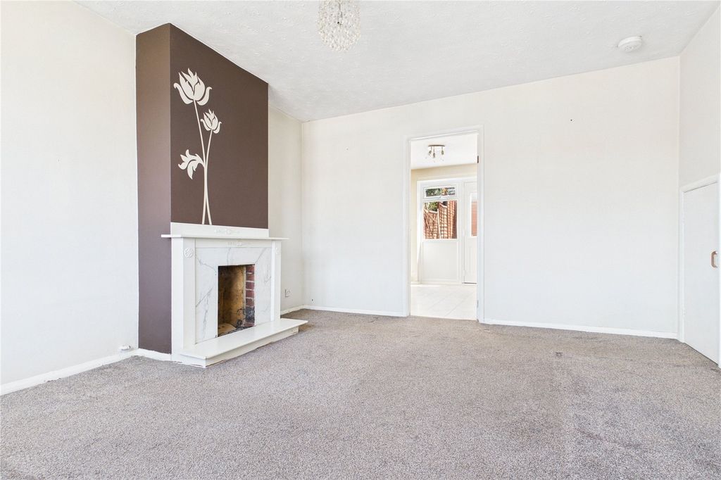 Property photo 3 of 11 Living Room