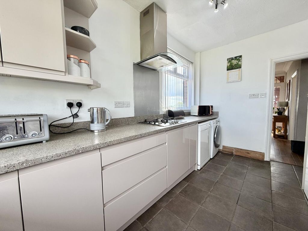 Property photo 3 of 19 Kitchen