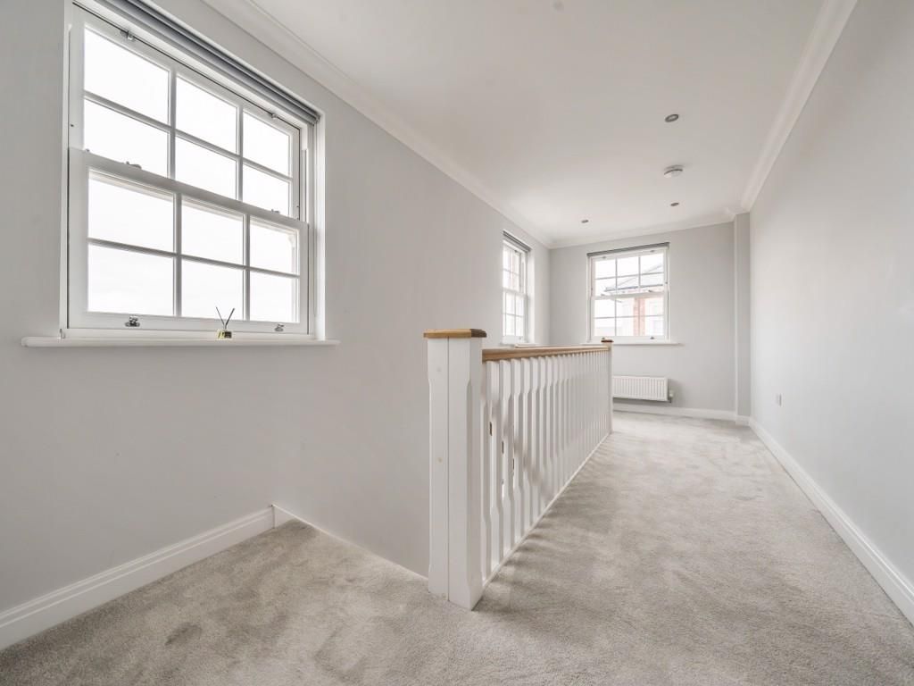 Property photo 3 of 11 Large Landing