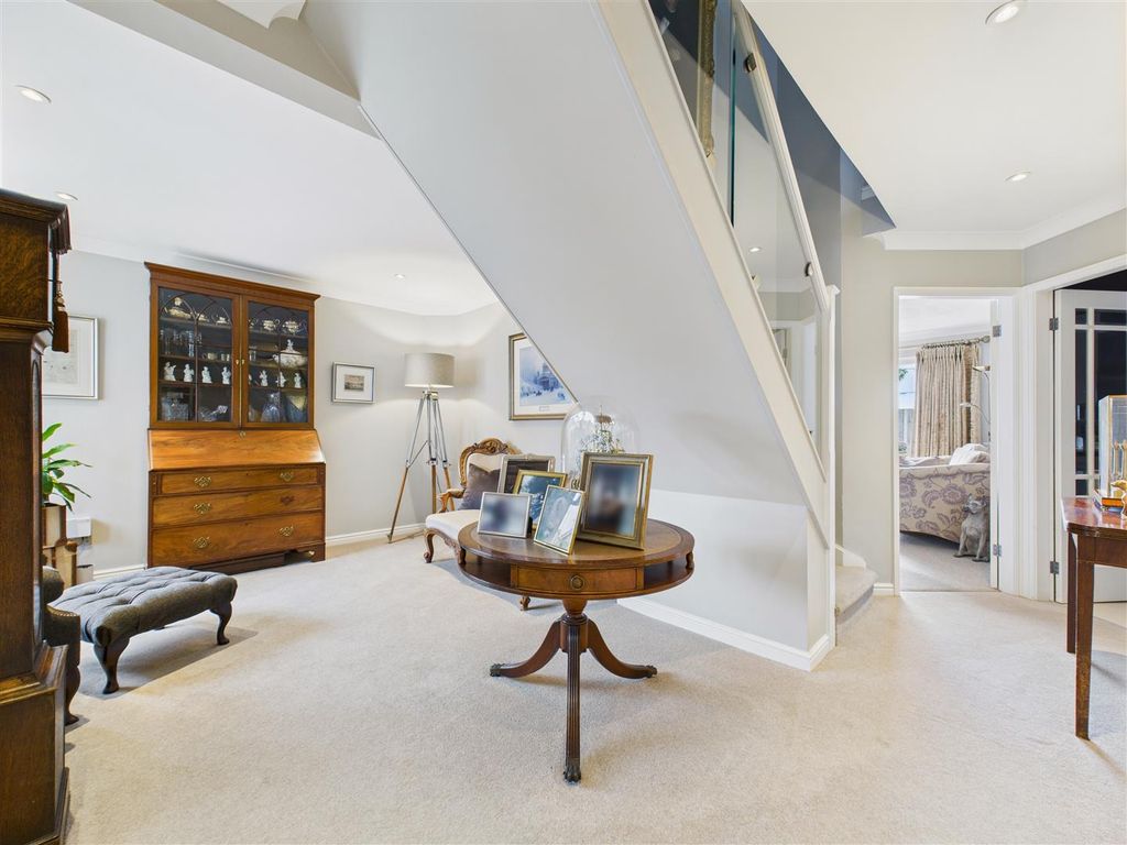 Property photo 2 of 24 Entrance Reception