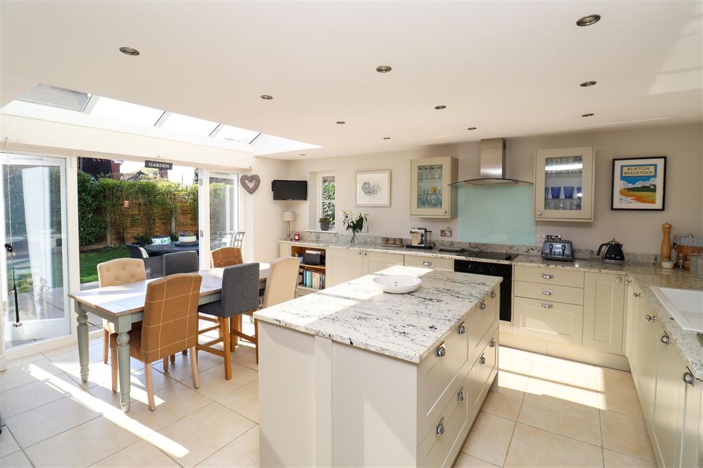 Property photo 3 of 23 Kitchen