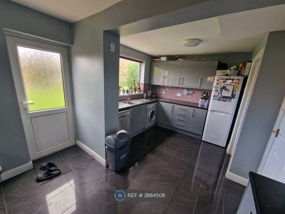 Property photo 3 of 16 Kitchen