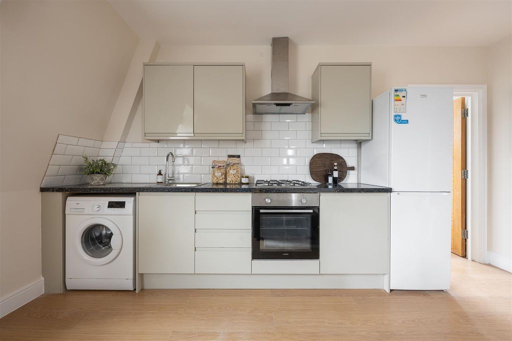 Property photo 3 of 17 Orchard House, E18