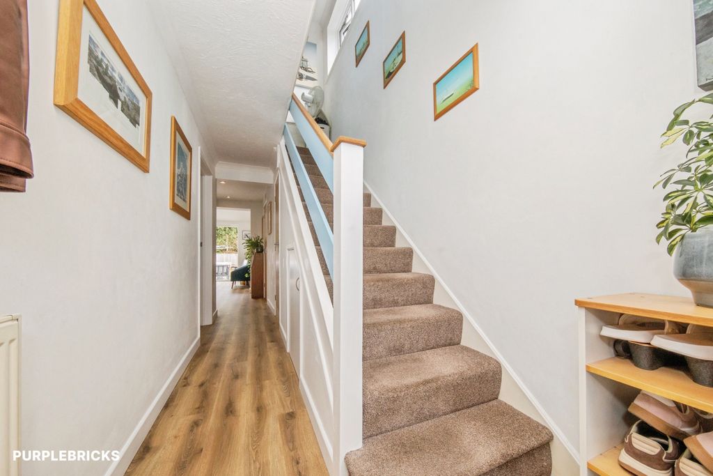 Property photo 3 of 22 Entrance Hallway