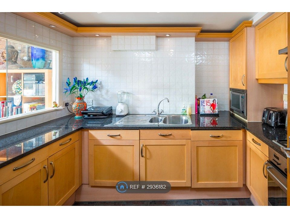Property photo 3 of 14 Integrated Kitchen