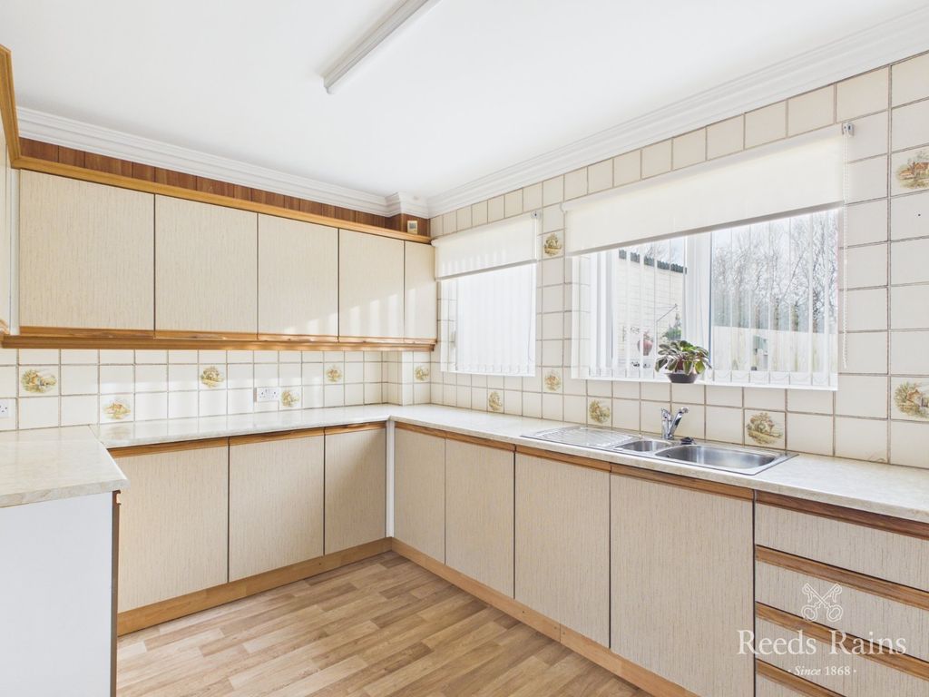 Property photo 3 of 19 Dining Kitchen