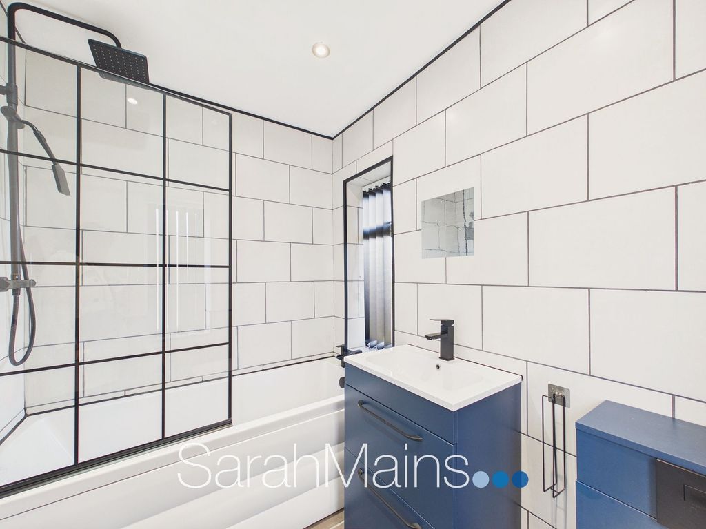 Property photo 3 of 11 Bathroom