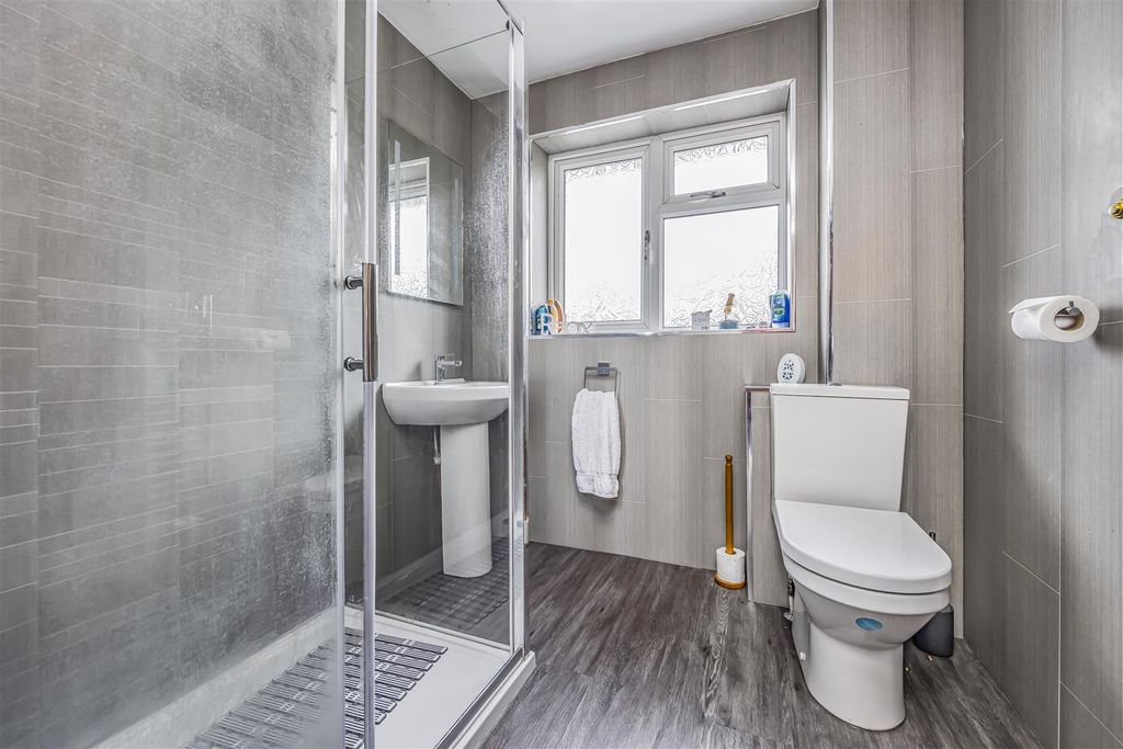 Property photo 3 of 19 59 Park Lane, Cowplain-Porticomarketing-Soldby-23.