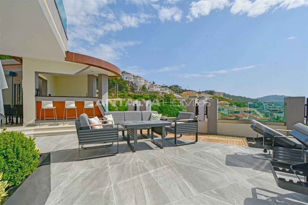 Property photo 2 of 53