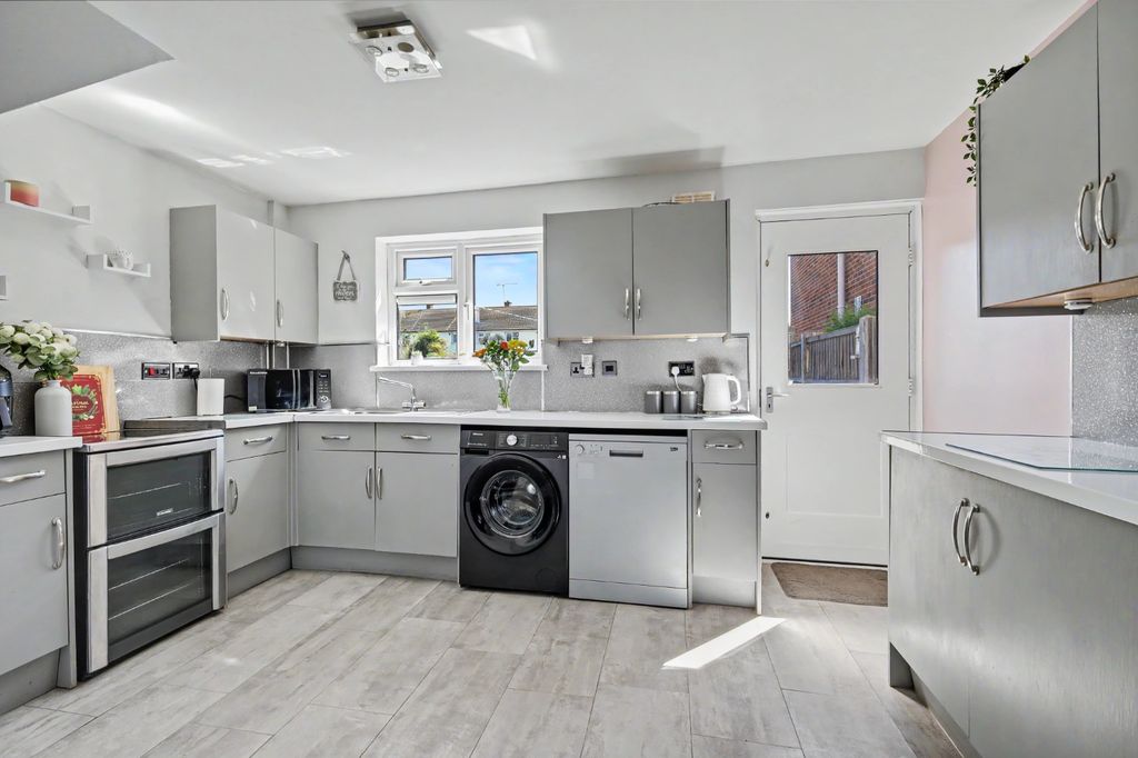 Property photo 2 of 19 4955983