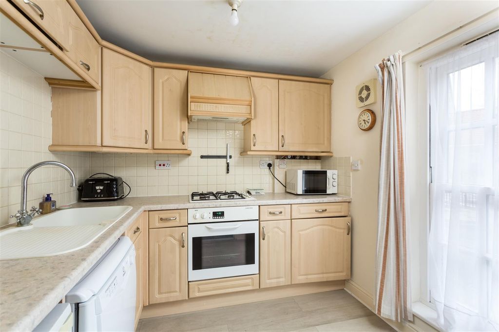 Property photo 3 of 10 Kitchen