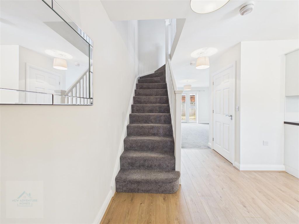 Property photo 3 of 20 Entrance Hallway