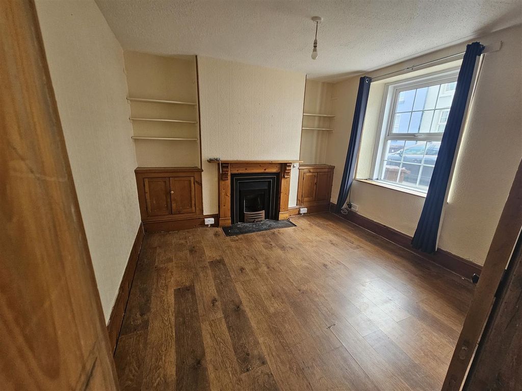 Property photo 2 of 8 Lounge: