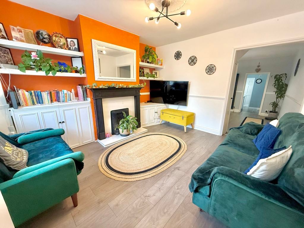 Property photo 2 of 17 Lounge