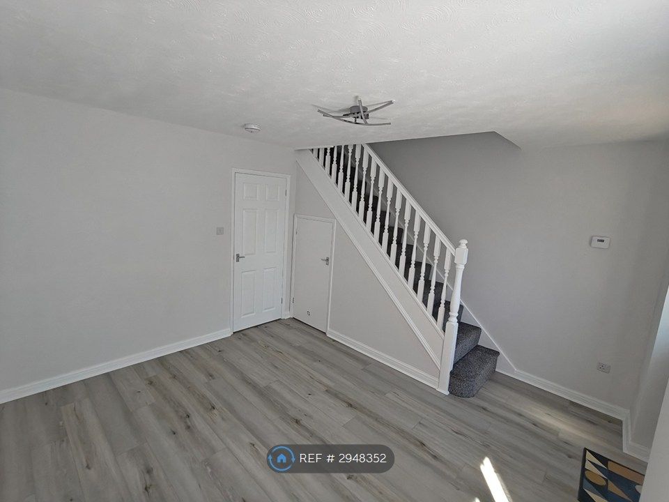 Property photo 1 of 10 Living Room