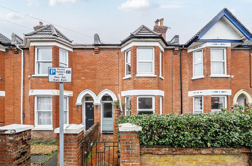 Property photo 1 of 8 1386598-26-692d8c...