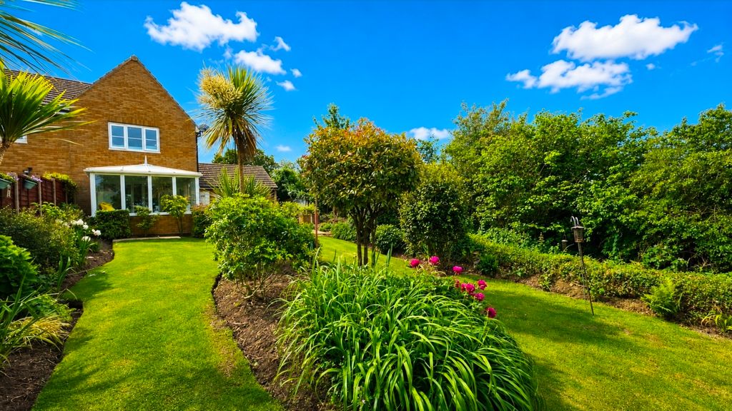 Property photo 3 of 17 Garden