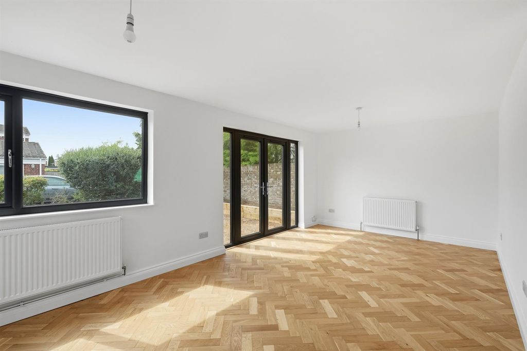 Property photo 3 of 18 32-Kingswoodclose-008.Jpg