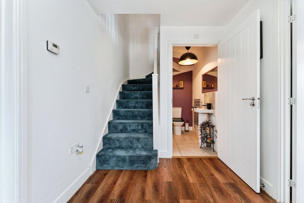 Property photo 3 of 22 Entrance Hall