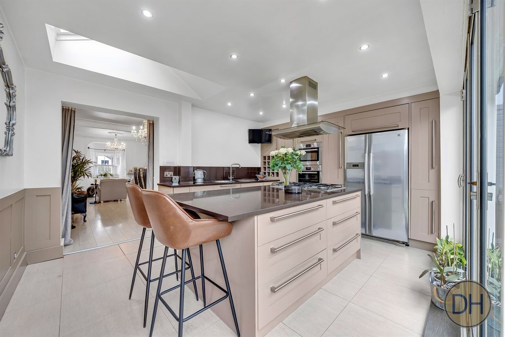 Property photo 3 of 24 High Road North Weald