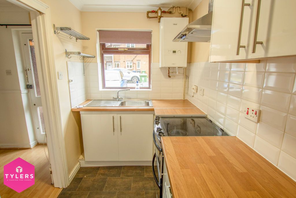 Property photo 2 of 8 Kitchen
