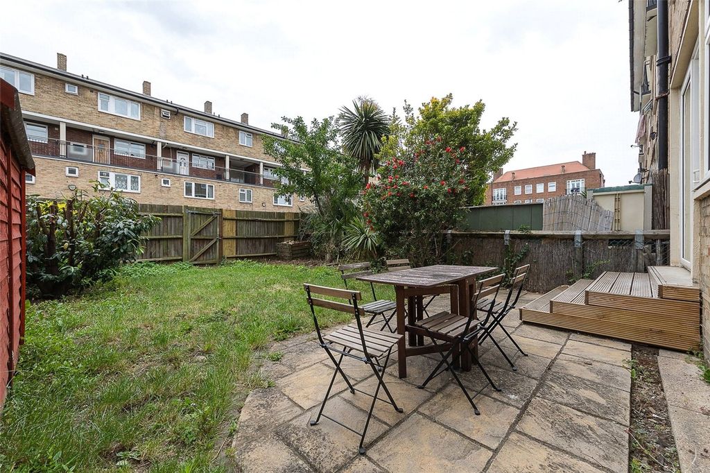 Property photo 2 of 14 Roberta Street E2