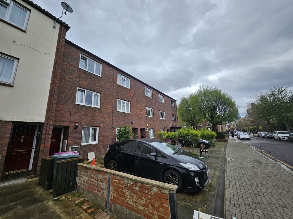 Property photo 1 of 13 4 Bedroom House With Separate Living Room