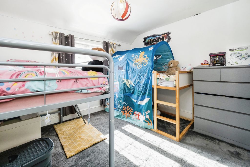 Property photo 3 of 17 Bedroom