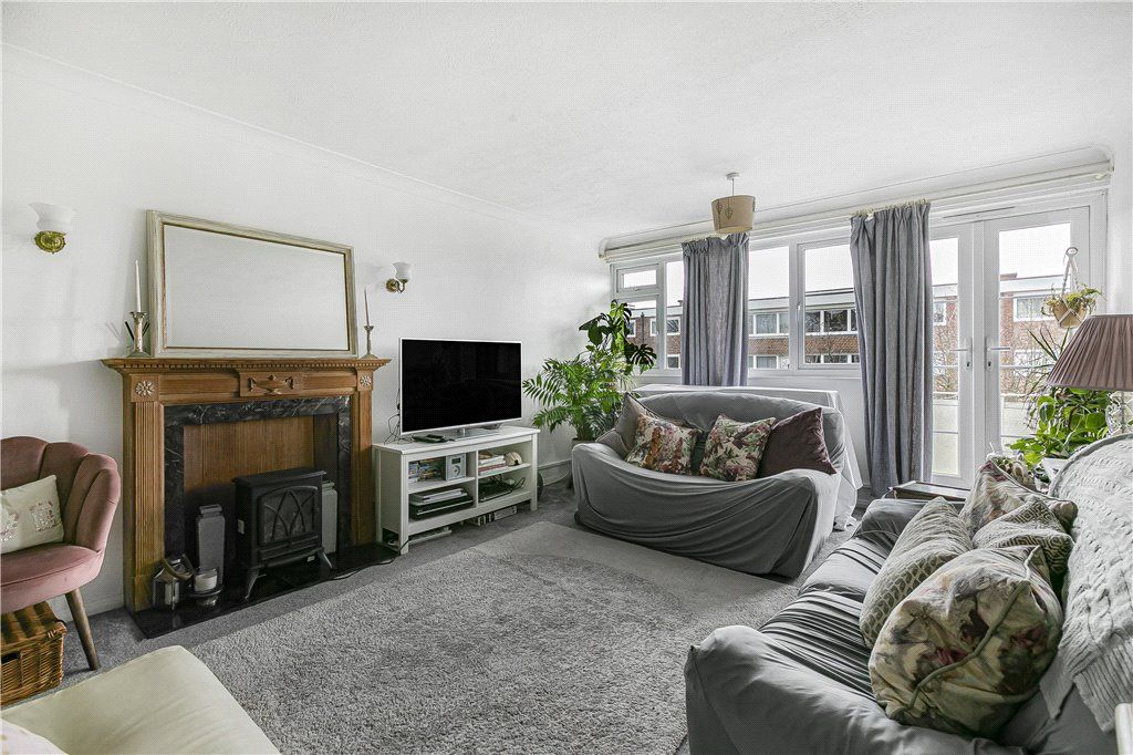 Property photo 3 of 16 Lounge