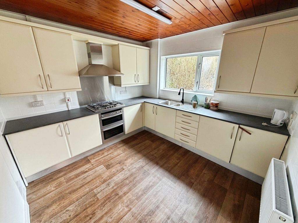 Property photo 3 of 9 Kitchen