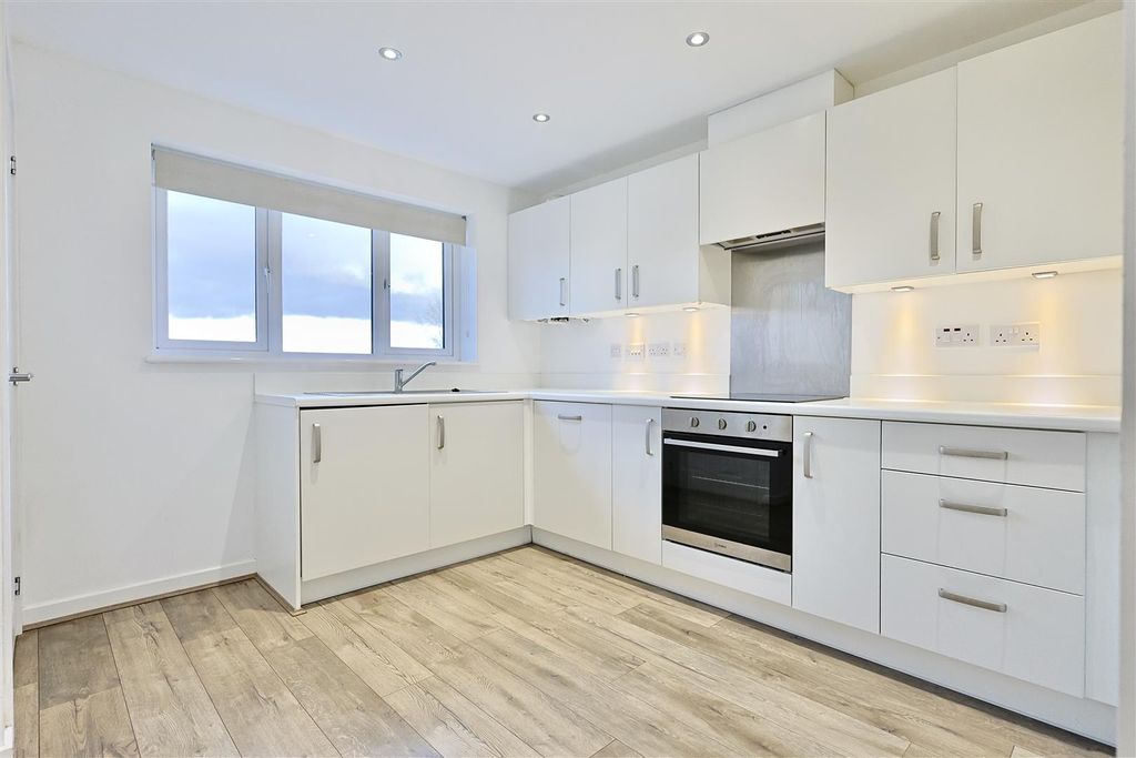 Property photo 3 of 18 824850A3-8402-49CE-Bb83-08B11E2Ef3Ec_1_201_A.Jpeg