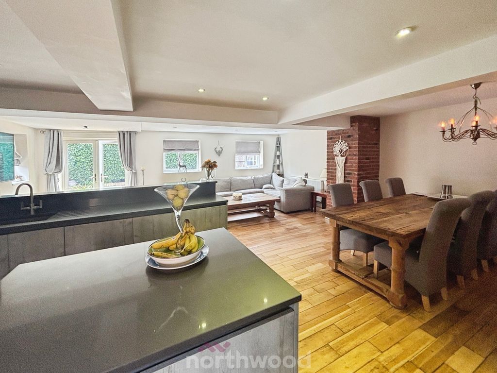 Property photo 2 of 35