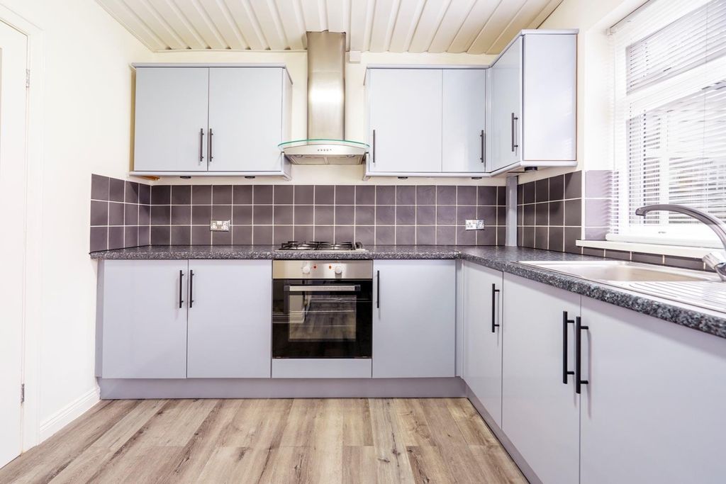 Property photo 3 of 12 Kitchen