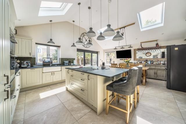 Property photo 3 of 21 Kitchen