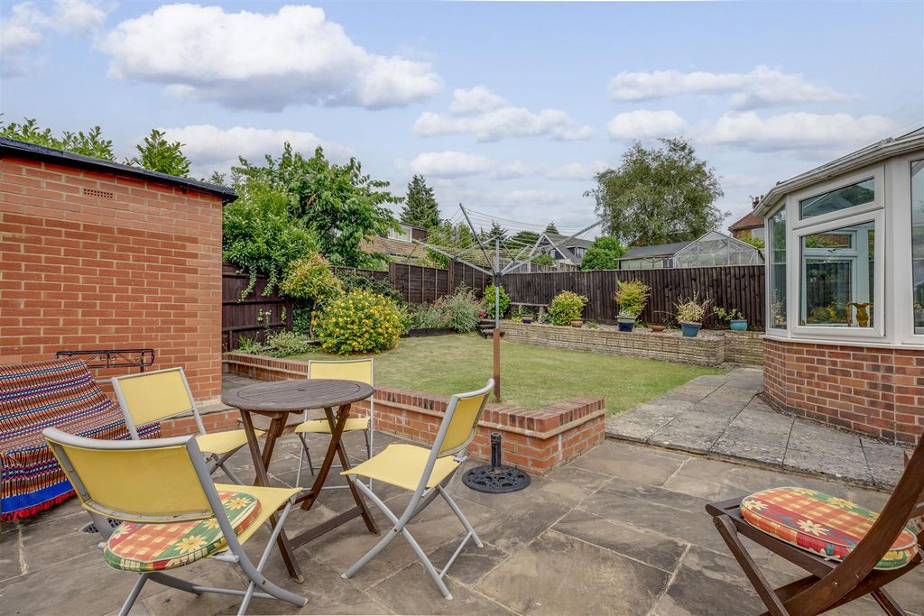Property photo 2 of 13 6 Lorraine Close, Hp13 7Jy-10.Jpg