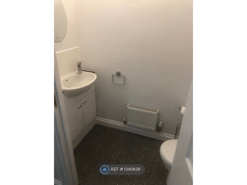 Property photo 3 of 10 Cloakroom