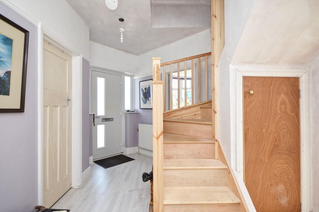 Property photo 2 of 31 Halway