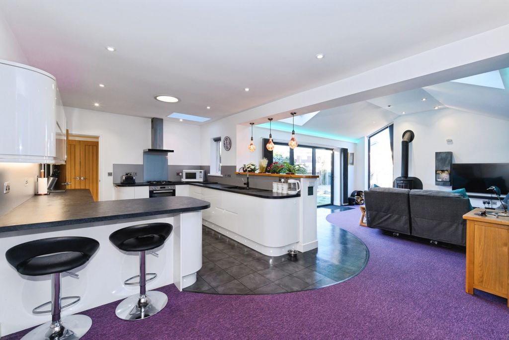 Property photo 2 of 10 Kitchen