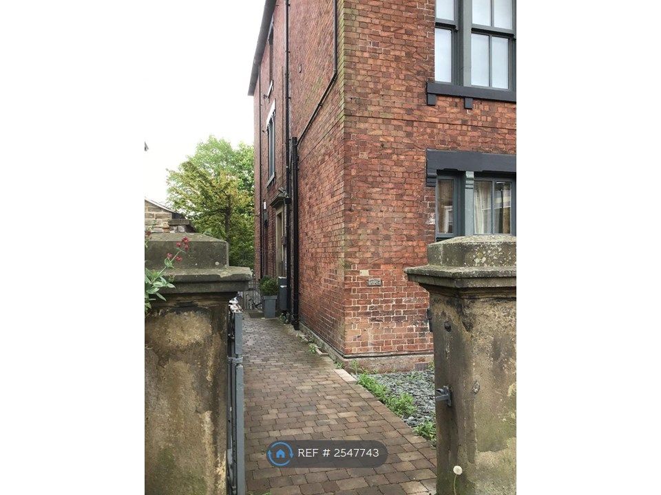 Property photo 2 of 11 Entrance To Communal Stairs