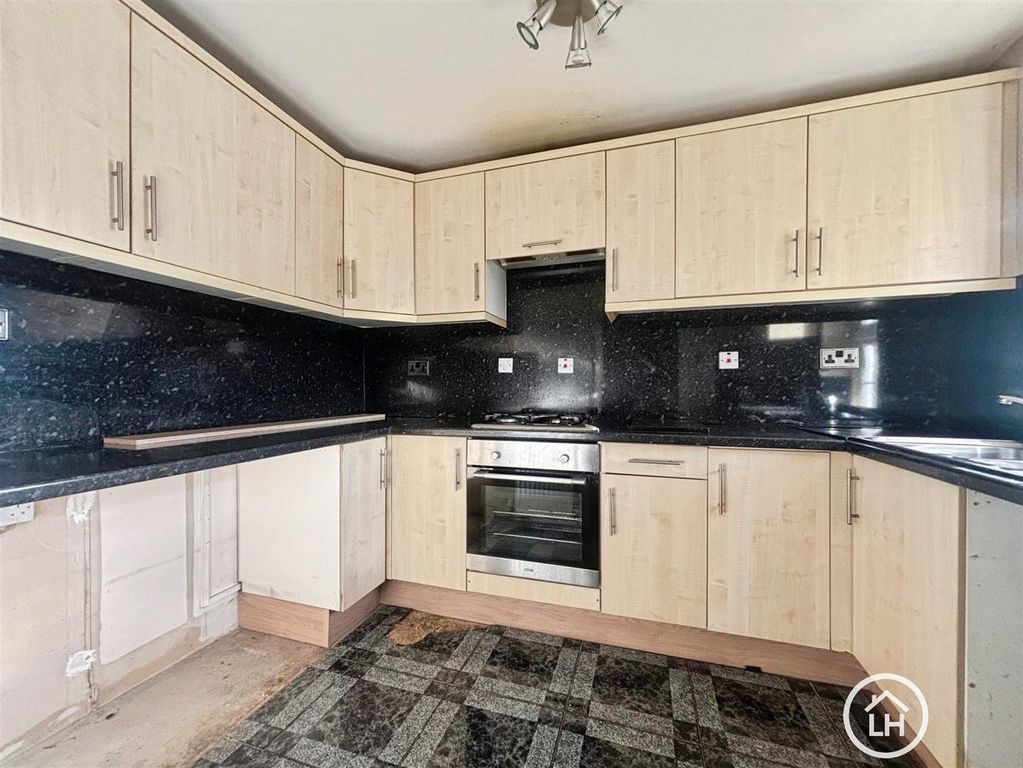 Property photo 3 of 10 Kitchen