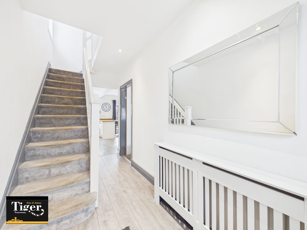 Property photo 2 of 25 Cam03440G0-Pr0527-Still004