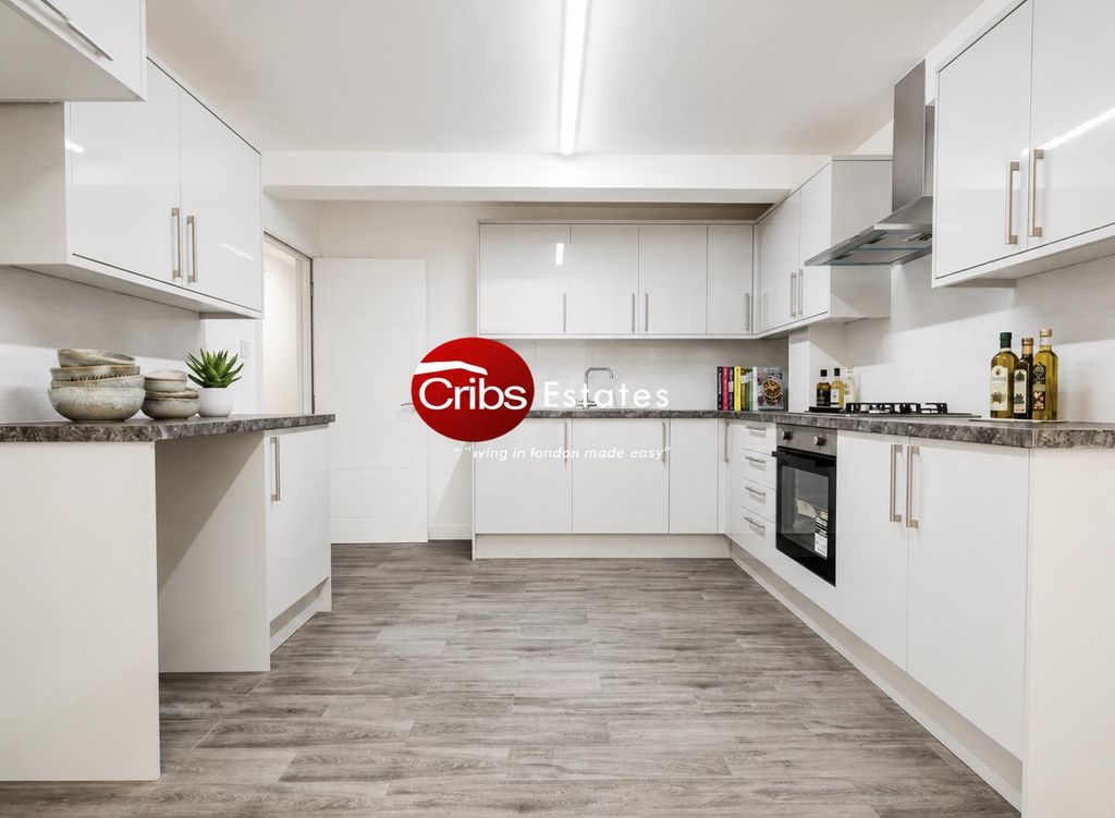 Property photo 1 of 15 3 Bedroom Flat To Rent In Morden Sm4