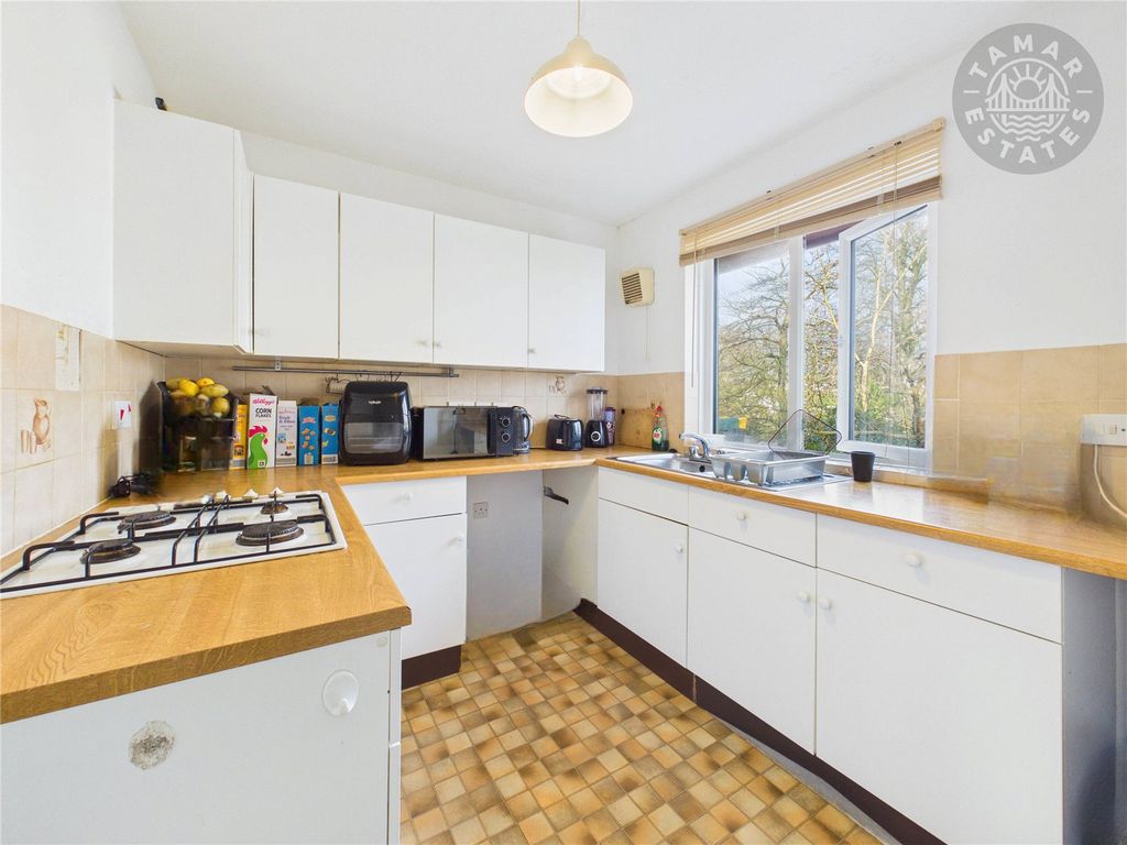 Property photo 3 of 7 Kitchen