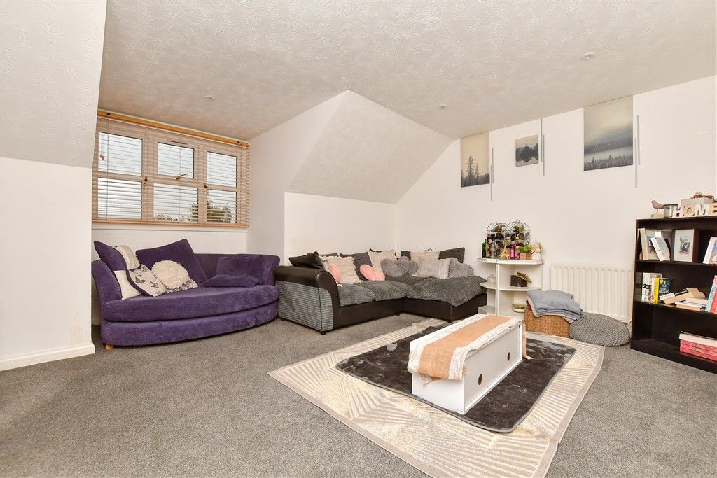 Property photo 3 of 16 Lounge