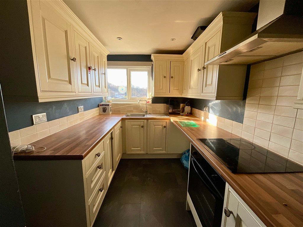 Property photo 3 of 9 Kitchen